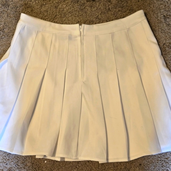 Urban Daizy Skirt - Elegant White Pleated Skirt - Large - Picture 2 of 6